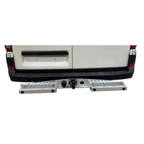 Todelt universal trinn for varebiler med ryggesensor. Sensorer for basesensor flyttes ut i trinn.