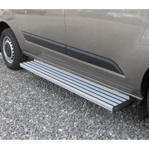 Universal sidetrinn i aluminium for skyvedr p venstre og hyre side, passer alle biler.